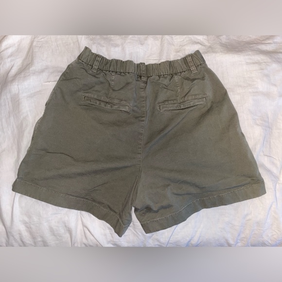 Gap High-Rise Pleated Khaki Shorts (size 6, Mesculen Green) - Picture 2 of 3